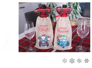 Détail de sacs à vin de Noël en toile avec motifs de nains et rubans de serrage rouges