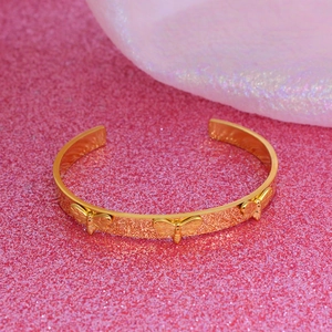 Détail d'un bracelet jonc doré de 8mm avec de délicats motifs d'abeilles en 3D sur surface polie