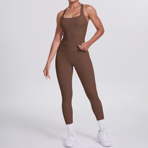 Détail d'un ensemble de sport marron café avec débardeur dos nageur et legging