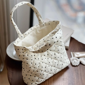 Sac fourre-tout matelassé en velours blanc avec cœurs noirs et anses rembourrées