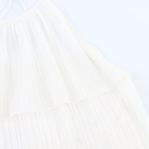 Détail du tissu blanc plissé avec une texture raffinée et des ombres douces élégantes