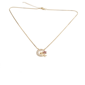 Collier doré avec pendentif lune, étoile et cristaux colorés sur fond blanc épuré