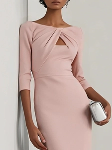 Detalle de vestido ajustado rosa con pliegues huecos y elegantes mangas de tres cuartos