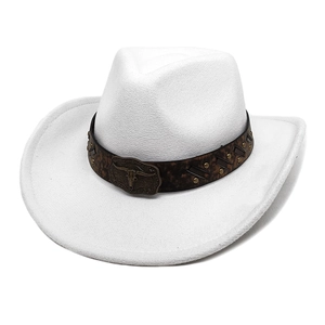 Détail d'un chapeau de cowboy blanc en laine avec boucle tête de taureau et clous
