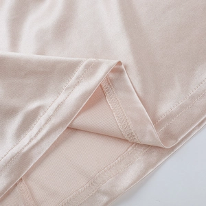 Vue détaillée du satin champagne avec couture précise à double aiguille sur l'ourlet