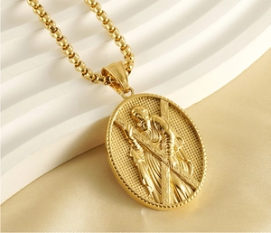 Détail d'un pendentif religieux 3D en acier inoxydable doré 18K sur une chaîne à maillons