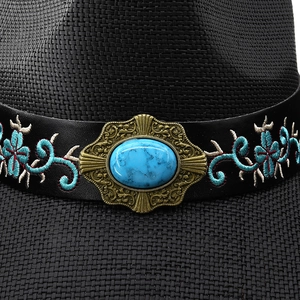 Détail du chapeau de cowboy bohème avec pierre turquoise et broderie florale sur cuir