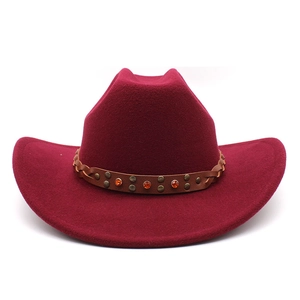 Détail chapeau en feutre de laine bordeaux avec ruban en cuir tressé et rivets