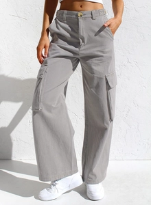 Detailansicht graue High-Waist Cargo-Hose mit Seitentaschen und Metallknöpfen