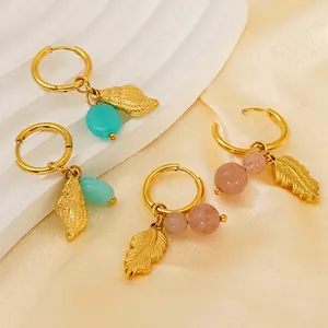 Boucles d'oreilles dorées avec pendentifs coquillage, feuille et perles en pierre naturelle