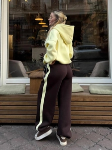 Set due pezzi con felpa con cappuccio gialla e pantaloni sportivi marroni scuri