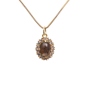 Elegante gouden ketting met ovale donkere edelsteen hanger en zirkonia-accenten