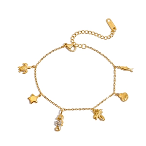 Dettaglio di bracciale in acciaio inossidabile 18K con ciondoli a stella e palma marina