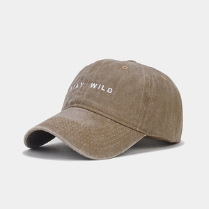 Dettaglio del ricamo 'STAY WILD' su un cappello in cotone lavato stile vintage