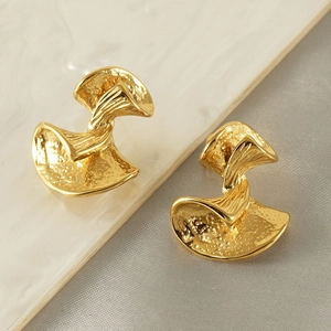 Boucles d'oreilles nœuds dorés abstraits avec texture martelée et design organique