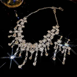 Parure collier et boucles d'oreilles en argent avec fleurs en cristal et pampilles