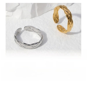 Detail of adjustable stainless steel rings with rhombus pattern in gold and silver