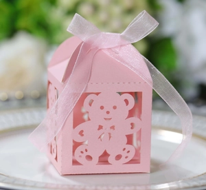 Dettaglio della scatola di caramelle a forma di orso rosa con nastro per feste