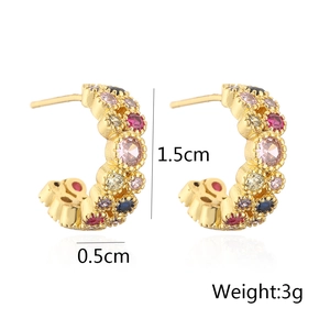 Detailed view of C-shaped 18K gold earrings with dimensions 1.5cm by 0.5cm and 3g weight
