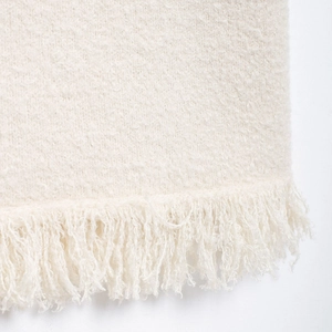 Eleganter weißer Tweed-Anzug für Damen mit Schleifen-Details und Fransenbesatz im Detail