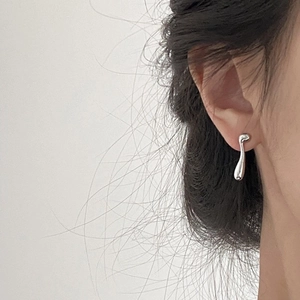 Minimalist teardrop geometric silver earrings for women with a sleek mirror finish