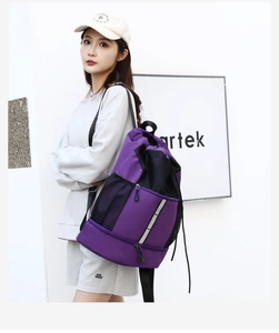 Dettaglio dello zaino viola con coulisse e scomparto separato per le scarpe sul fondo