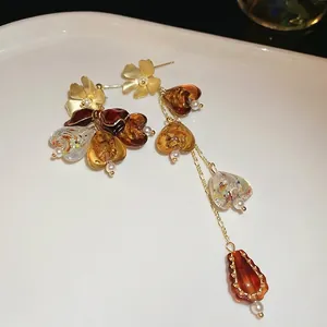 Boucles d'oreilles asymétriques fleur dorée avec cœurs ambrés et perles sur céramique