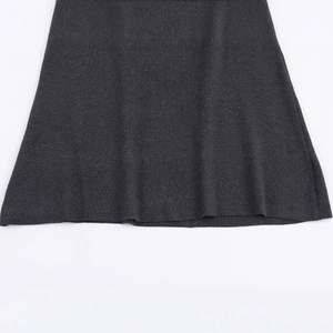 Gros plan de l'ourlet d'une robe midi en tricot gris anthracite avec coutures fines