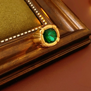 Vista dettagliata di un anello d'oro vintage con una grande gemma verde sfaccettata