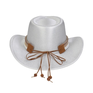 Détail du chapeau de cowboy argenté avec bandeau à étoiles et glands en perles de bois