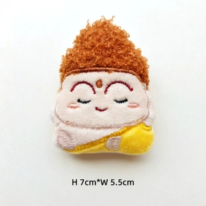 Vue détaillée de la broche bouddha en peluche créative, dimensions 7 cm de haut et 5,5 cm