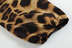 Nahaufnahme der elastischen Leopardenmuster-Manschetten und weichen Chiffon-Stoffstruktur