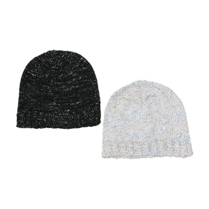 Dettaglio di un berretto nero con paillettes e un cappello in maglia multicolore