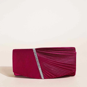 Dettaglio della pochette da sera in raso bordeaux a pieghe con fascia di strass lucidi