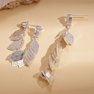 Détails de boucles d'oreilles feuilles en argent ajourées avec pierres de zircon