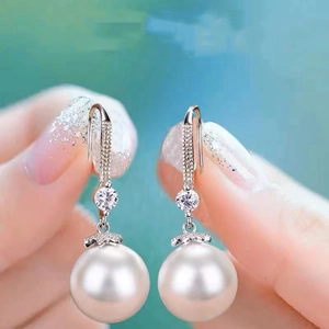 Elegante 999 Sterlingsilber Tropfenohrringe mit weißen Perlen und funkelnden Zirkonia Steinen