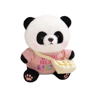 Süßer Panda-Plüschtier im rosa Strickpullover mit gelber Umhängetasche, weißer Hintergrund