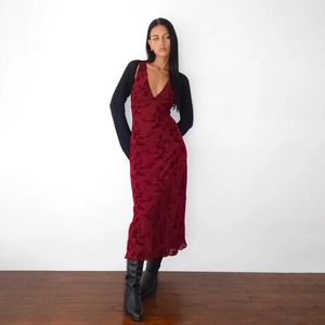 Robe longue élégante rouge foncé à col en V et imprimé floral, coupe ajustée pour femme