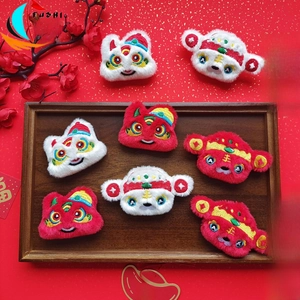 Vue détaillée de huit têtes de lion et de tigre en peluche avec broderie rouge festive