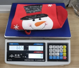 Detail showing actual product weight of 66.5g for the snowman themed Christmas stocking