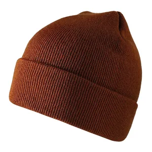 Braune gerippte Strickmütze aus warmem Acrylgewebe mit umgeschlagenem Rand