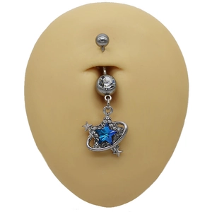 Détail du piercing de nombril avec cristal étoile bleue et diamants blancs sur modèle