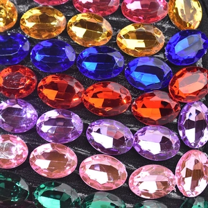 Macro di strass colorati sulla base del berretto da baseball con dettagli artigianali
