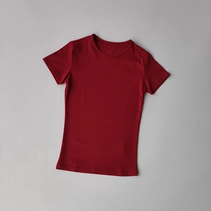 Detailansicht eines roten schnelltrocknenden Yoga-Shirts mit Rundhalsausschnitt und Naht