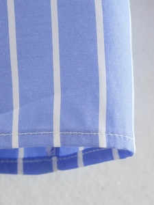 Gros plan du tissu de chemise à rayures bleues et blanches avec coutures soignées