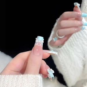 Faux ongles français bleu et rose avec motifs dentelle et ornements nœud perle