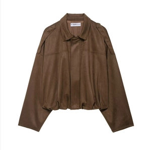 Gros plan sur la veste bomber en suédine marron avec fermeture éclair en métal