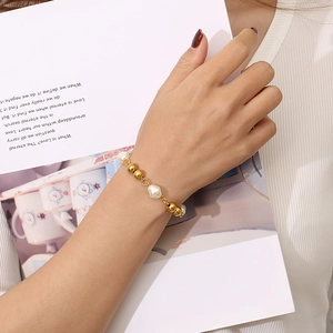 Elegant 18k gold plated stainless steel beaded bracelet with natural baroque resin pearls