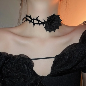 Detailansicht eines gotischen schwarzen Rosen- und Dornen-Halsbands aus Spitze