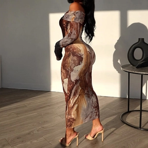 Robe moulante rétro à manches longues et épaules dénudées avec imprimé marbre marron